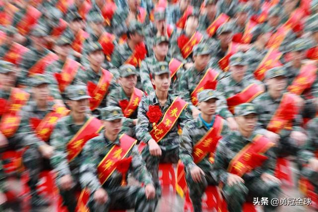 大學(xué)生征兵報(bào)名，邁向軍旅，青春建功，大學(xué)生征兵報(bào)名，邁向軍旅，青春熱血建功立業(yè)