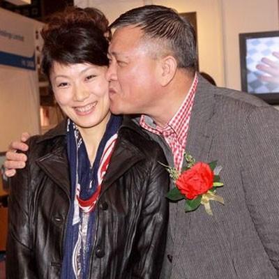 揭秘萬梓良的老婆是誰？一探究竟，揭秘萬梓良的老婆身份，一探背后真相